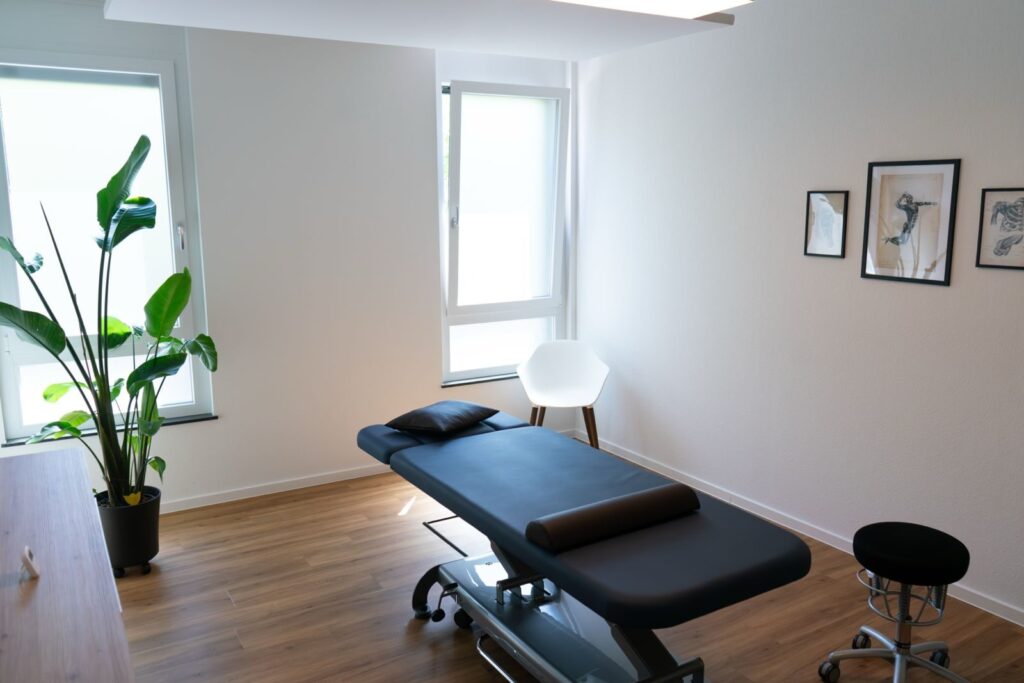 Heller Behandlungsraum mit Therapieliege in einer Praxis für Physiotherapie in Durlach
